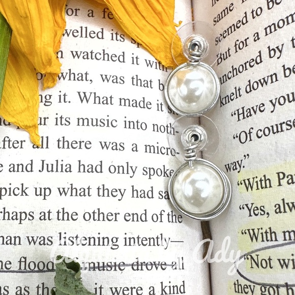 Elegant Silver and Pearl Earrings - Picture 1 of 1